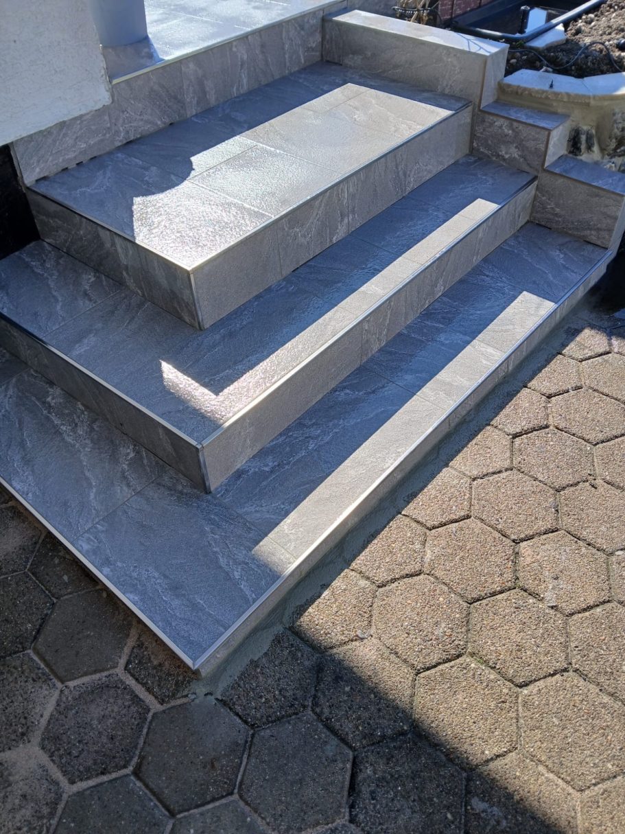 Steinerne Treppe mit breiten Stufen und einem modernen, hellen Design.